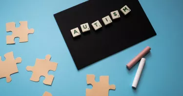 Metodo ABA: cos'è, come viene utilizzato per trattare l'autismo e quali sono le sue applicazioni a scuola