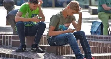 Genitore denuncia docente e dirigente per aver sequestrato lo smartphone al figlio: cos'è successo e riferimenti normativi