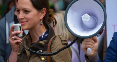 Alternanza scuola-lavoro, Rete studenti Milano lancia vernice rossa contro sede Inail. Valditara sporgerà denuncia