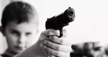 Sparano a una docente con una pistola ad aria compressa: l'insegnante denuncia tutta la classe