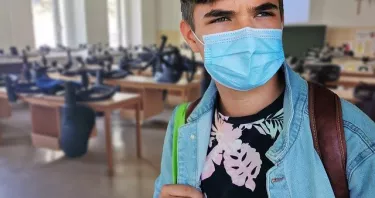 Addio mascherine dal 1° maggio ma a scuola permane l'obbligo delle chirurgiche: una scelta che fa discutere i virologi