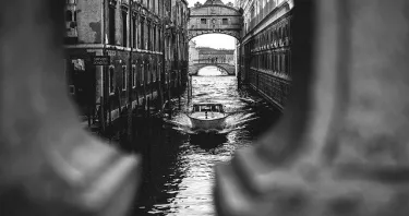 Banchi a rotelle portati alla discarica: il caso del liceo di Venezia