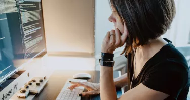 Uso della tecnologia a scuola: differenza fra reati informatici o commessi con strumenti informatici