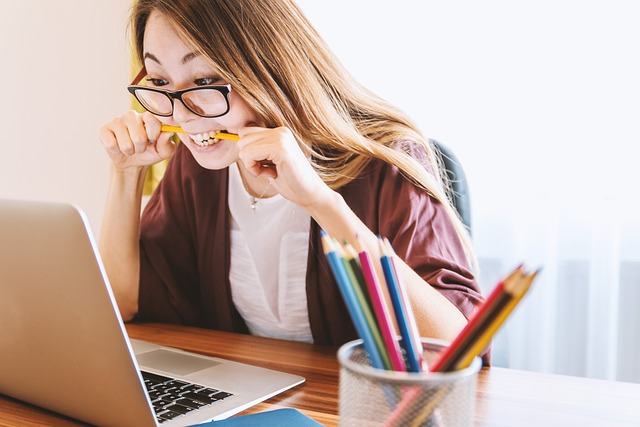 Aspirante docente arrabbiata che morde una matita