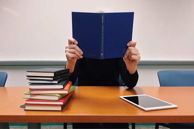 Foto di docente che legge un libro